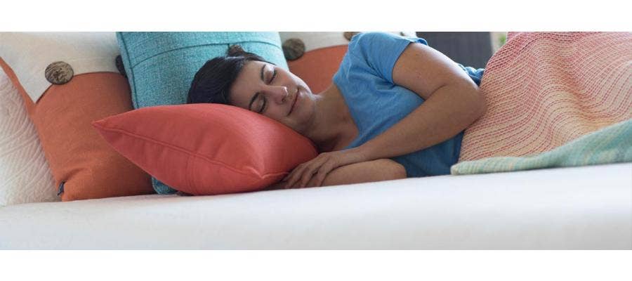 woman sleeping on happsy organic mattress