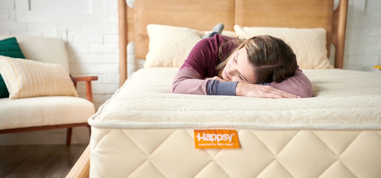 woman sleeping on happsy organic mattress